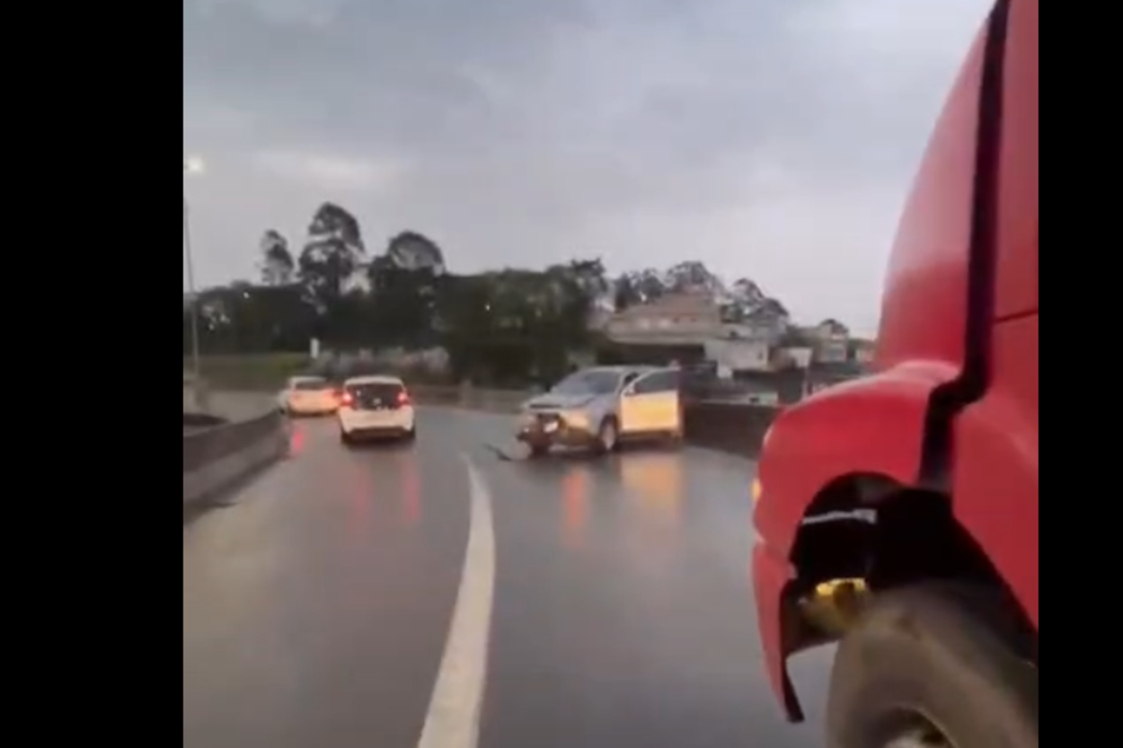 Motorista passa mal, perde o controle do carro e é socorrida por caminhoneiro em São Bernardo