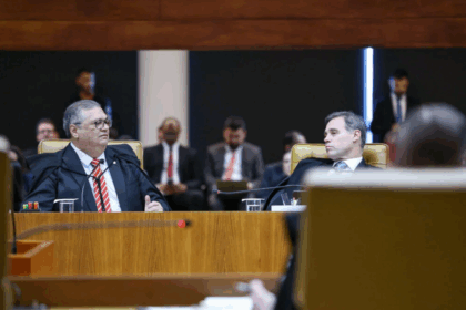 Fachin suspende decisões de Mendonça e Dino sobre comando da PF e dá 48h para diretor prestar informações