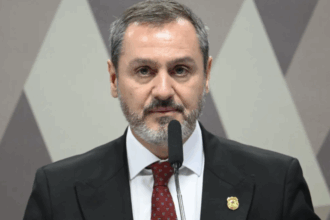 André Mendonça determina afastamento preventivo do diretor-geral da PF por suposto monitoramento de autoridades