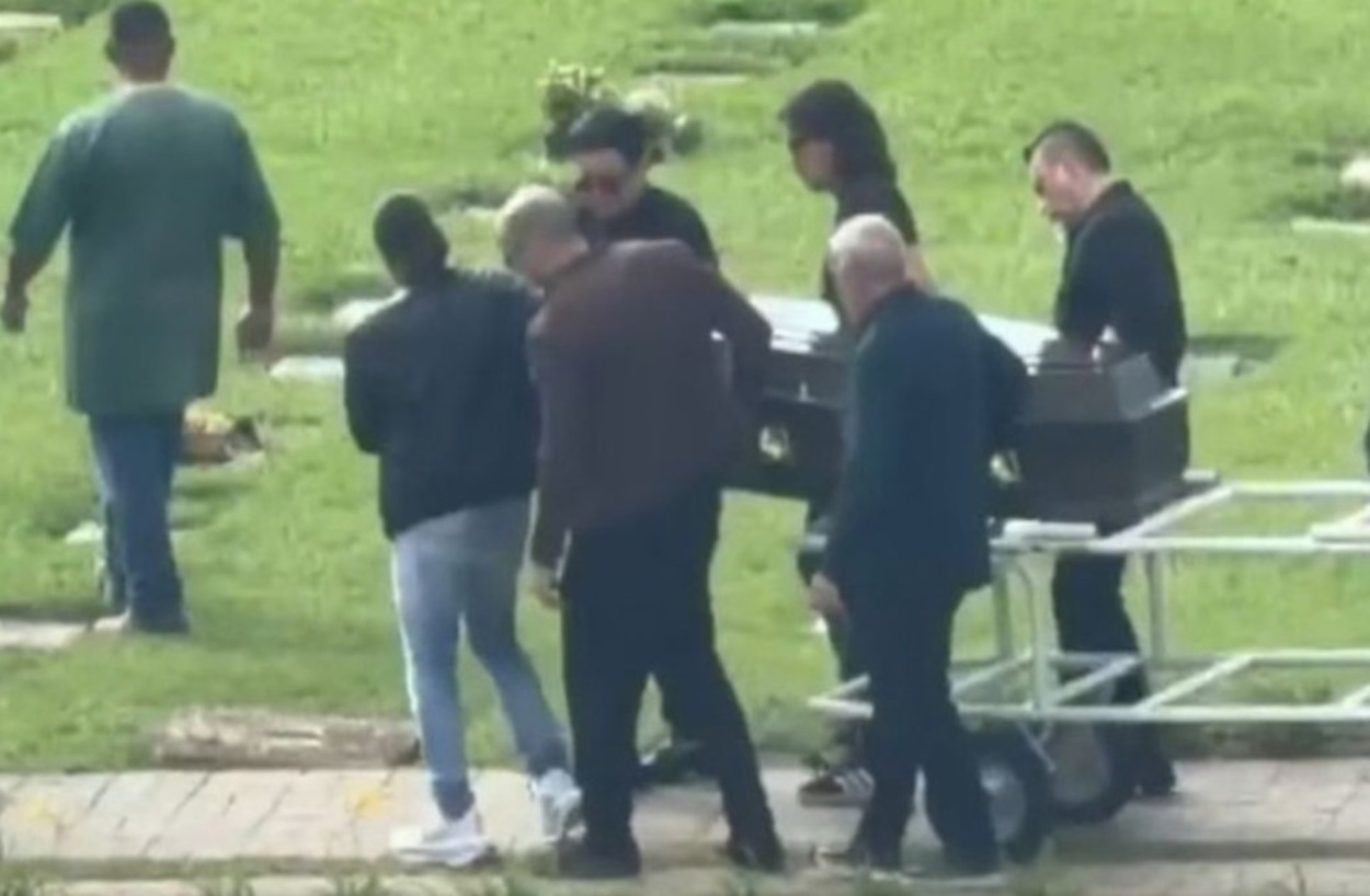 Corpo do cantor Rick é sepultado em cerimônia restrita a familiares e amigos em Sorocaba