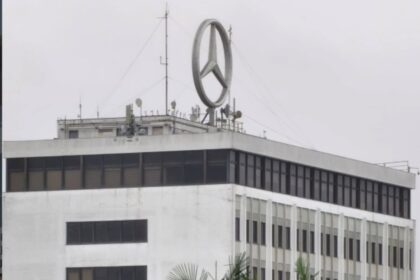 Mercedes-Benz celebra 70 anos de Brasil com marco histórico no transporte público e de cargas