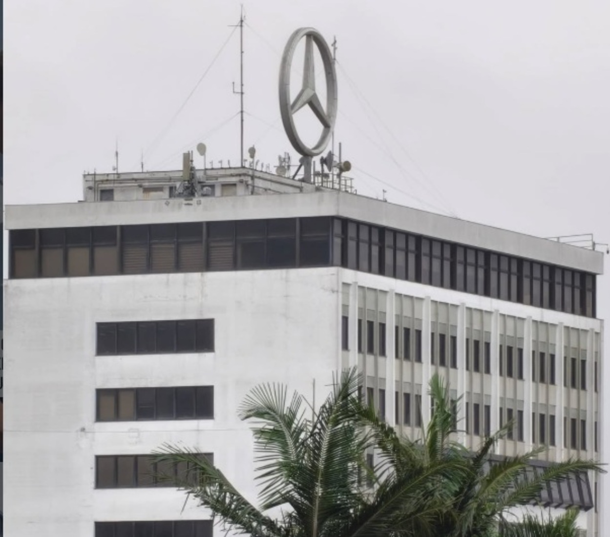 Mercedes-Benz celebra 70 anos de Brasil com marco histórico no transporte público e de cargas