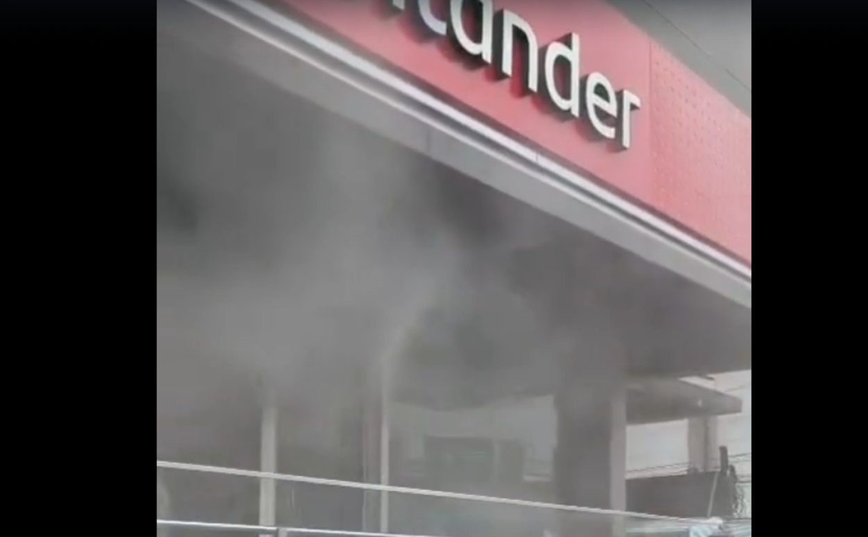 Fumaça em agência do Santander atrai atenção no Centro de São Bernardo