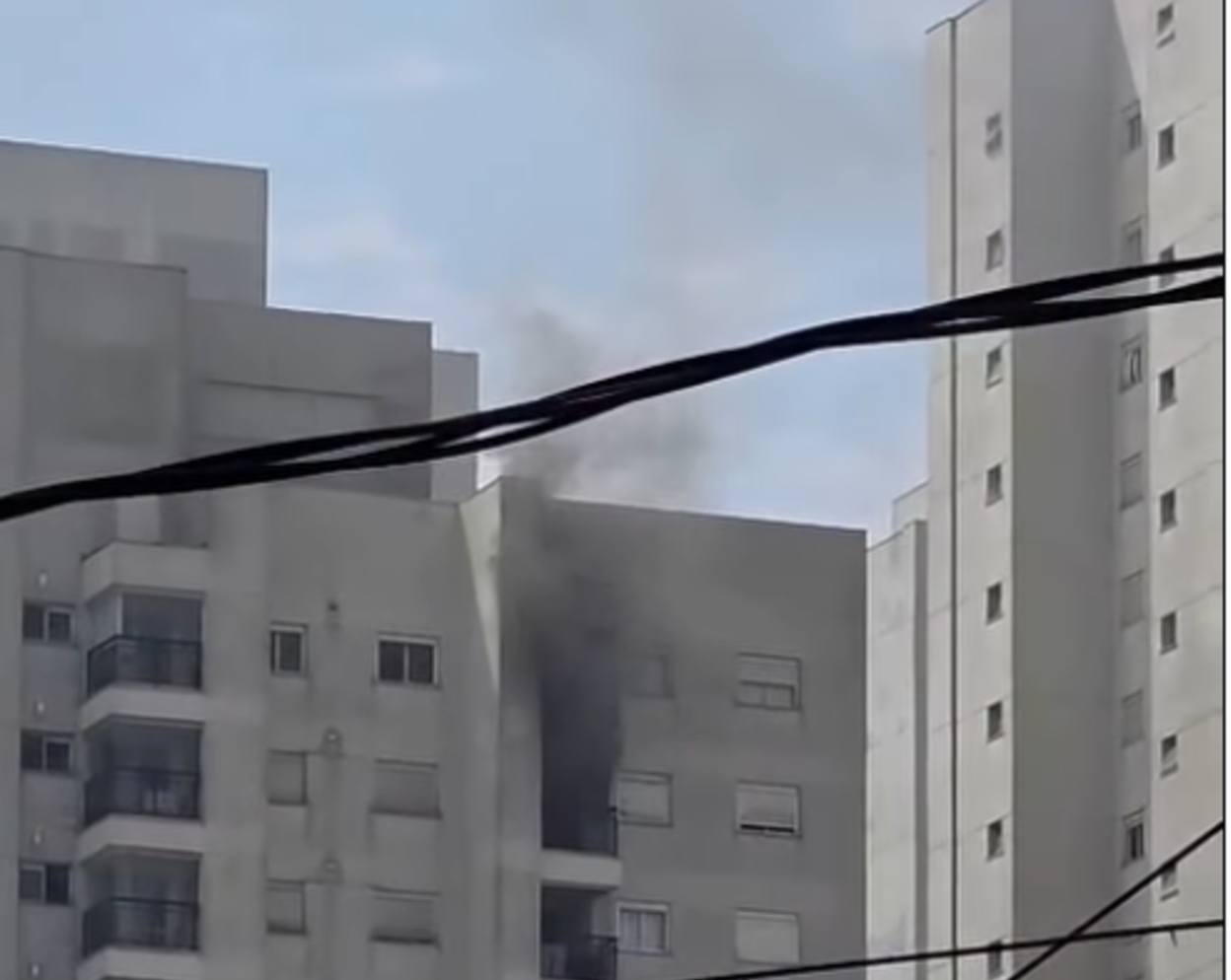 Incêndio atinge apartamento na Avenida Moinho Fabrini, em São Bernardo