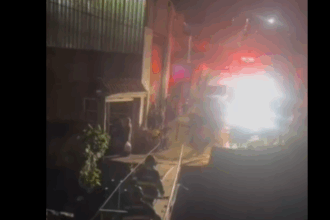 Incêndio de grandes proporções atinge comunidade no bairro Baeta Neves, em São Bernardo