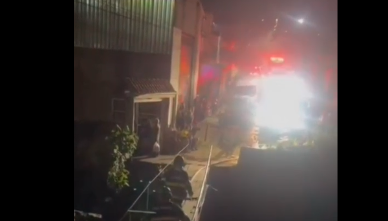 Incêndio de grandes proporções atinge comunidade no bairro Baeta Neves, em São Bernardo
