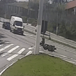 Motociclista cai ao tentar desviar de buraco em via entre São Bernardo e Diadema e pede ajuda para consertar veículo