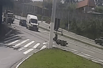 Motociclista cai ao tentar desviar de buraco em via entre São Bernardo e Diadema e pede ajuda para consertar veículo