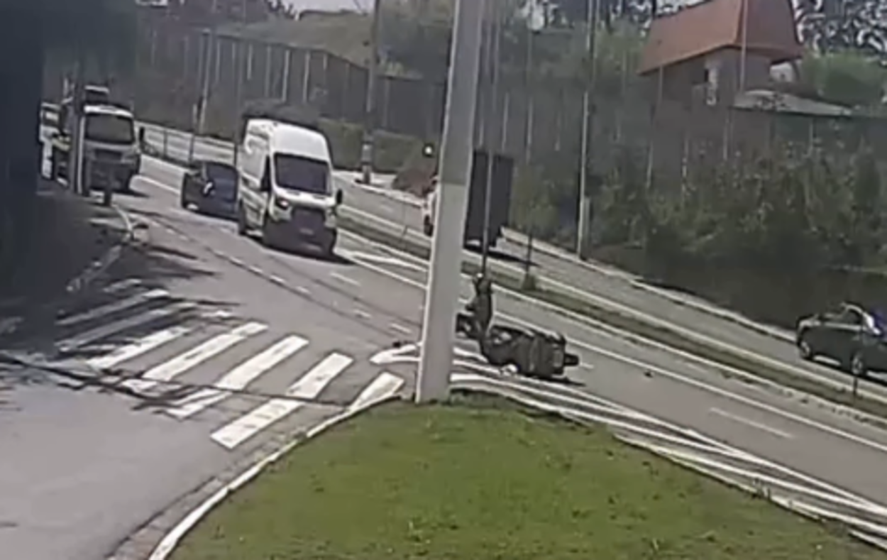 Motociclista cai ao tentar desviar de buraco em via entre São Bernardo e Diadema e pede ajuda para consertar veículo