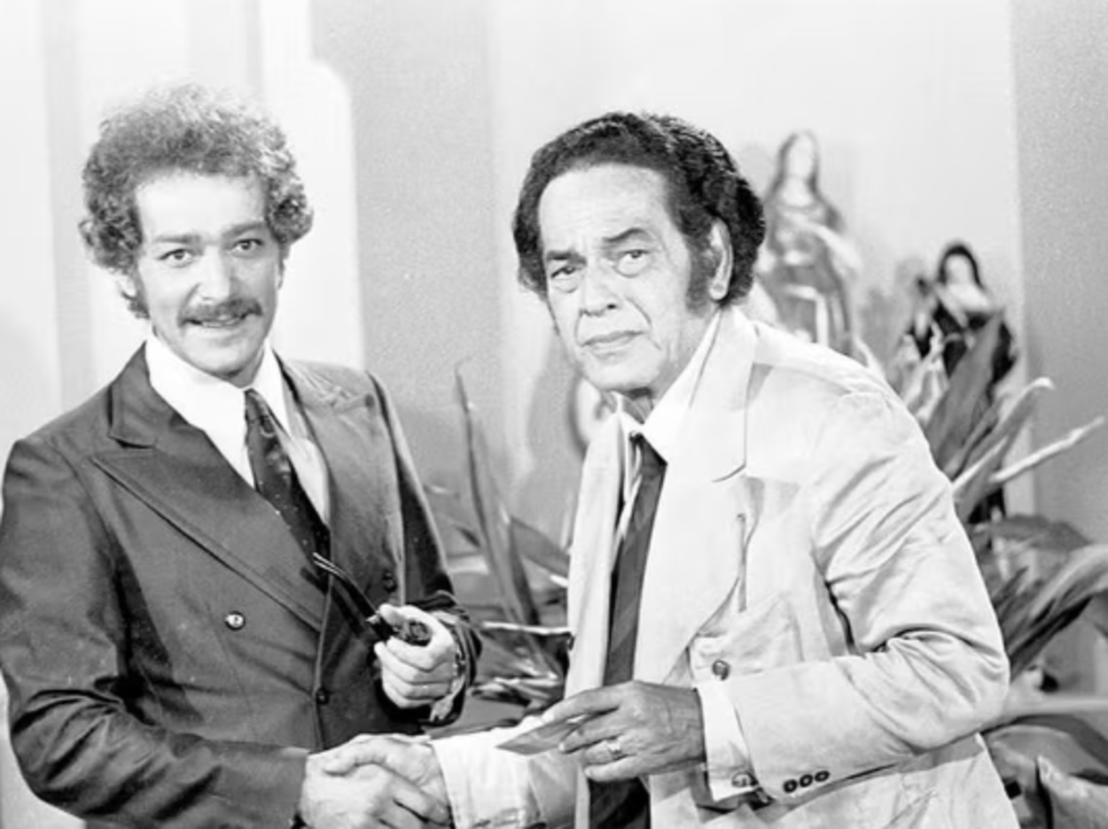 Gracindo Jr. e o pai, o também ator Paulo Gracindo, durante a novela 'O Bem Amado' — Foto: TV Globo/ Cedoc