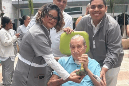 Tetracampeão mundial deixou a unidade sob aplausos e gritos de "É campeão"; ex-técnico continuará o tratamento em casa com acompanhamento ambulatorial.