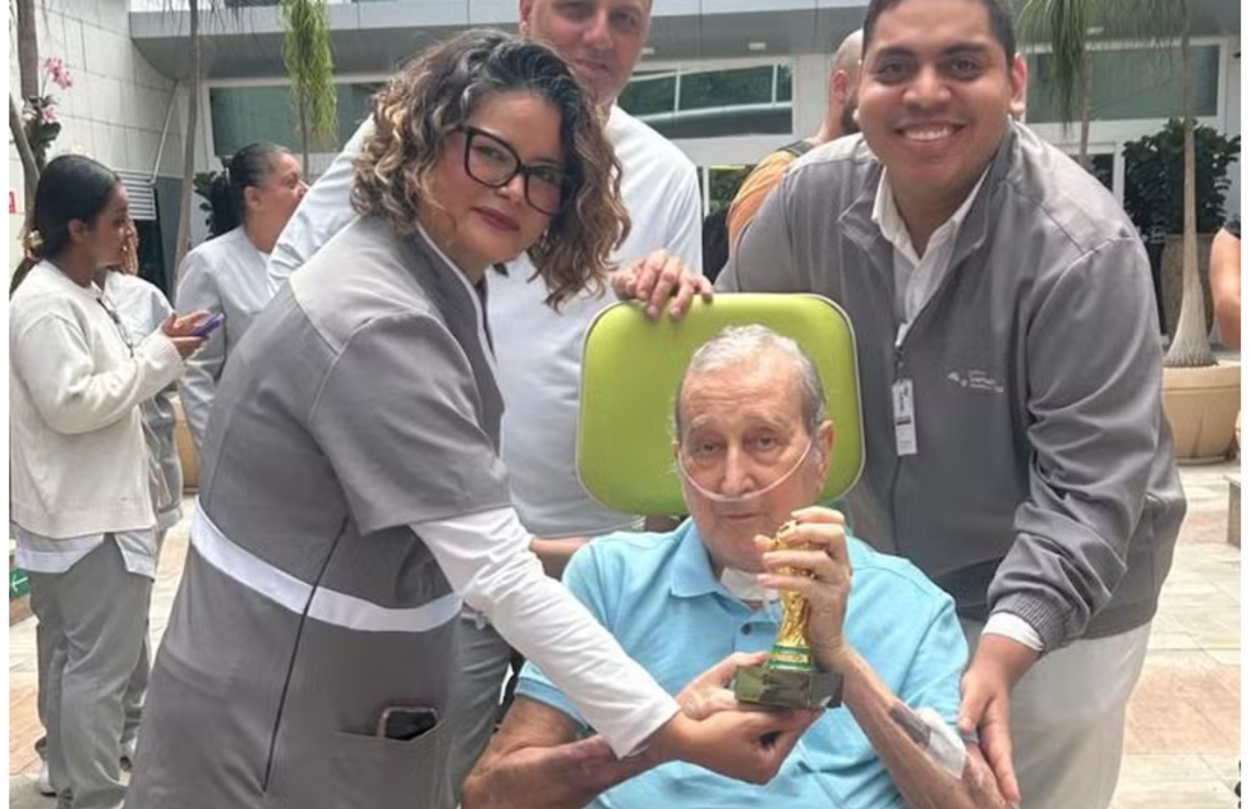 Tetracampeão mundial deixou a unidade sob aplausos e gritos de "É campeão"; ex-técnico continuará o tratamento em casa com acompanhamento ambulatorial.