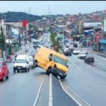 Fiorino escapa de cabo de aço de guincho, bate em van e veículo fica inclinado sobre canteiro na avenida Luiz Pequini