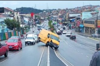 Fiorino escapa de cabo de aço de guincho, bate em van e veículo fica inclinado sobre canteiro na avenida Luiz Pequini