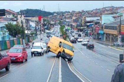 Fiorino escapa de cabo de aço de guincho, bate em van e veículo fica inclinado sobre canteiro na avenida Luiz Pequini