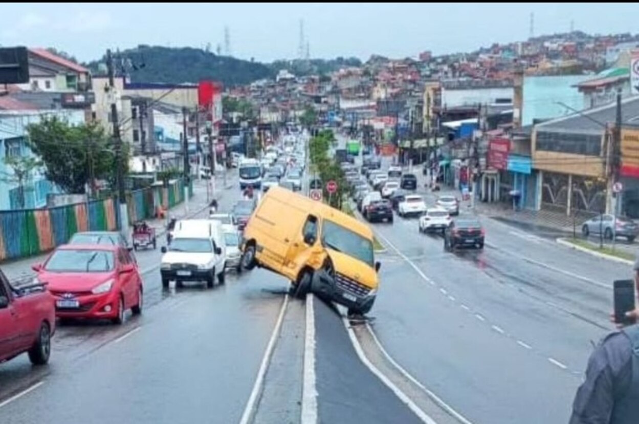 Fiorino escapa de cabo de aço de guincho, bate em van e veículo fica inclinado sobre canteiro na avenida Luiz Pequini