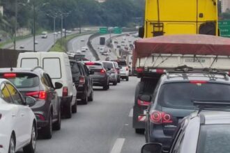 Motociclista morre após colisão entre moto, carro e caminhão no km 22 da Anchieta, em São Bernardo