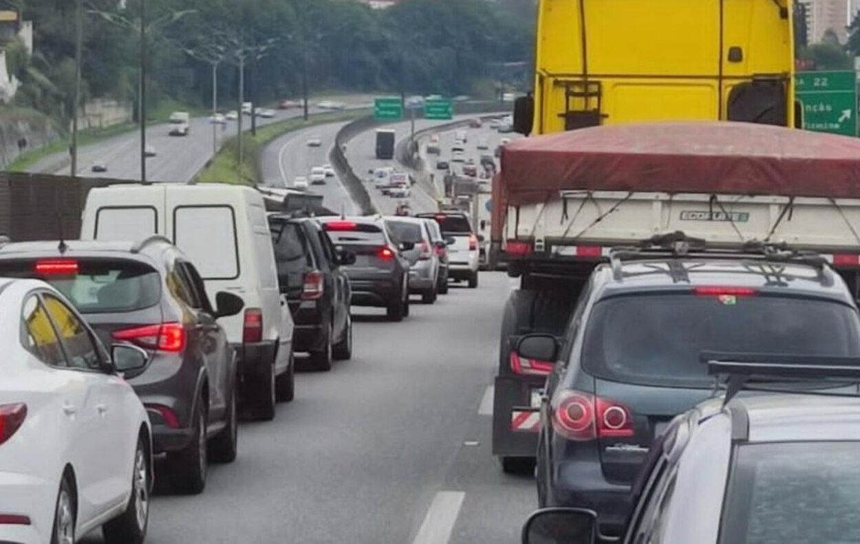 Motociclista morre após colisão entre moto, carro e caminhão no km 22 da Anchieta, em São Bernardo