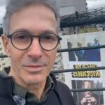 Zema estende painel na avenida paulista com boneco de Moraes atrás das grades