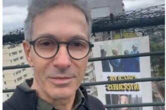 Zema estende painel na avenida paulista com boneco de Moraes atrás das grades
