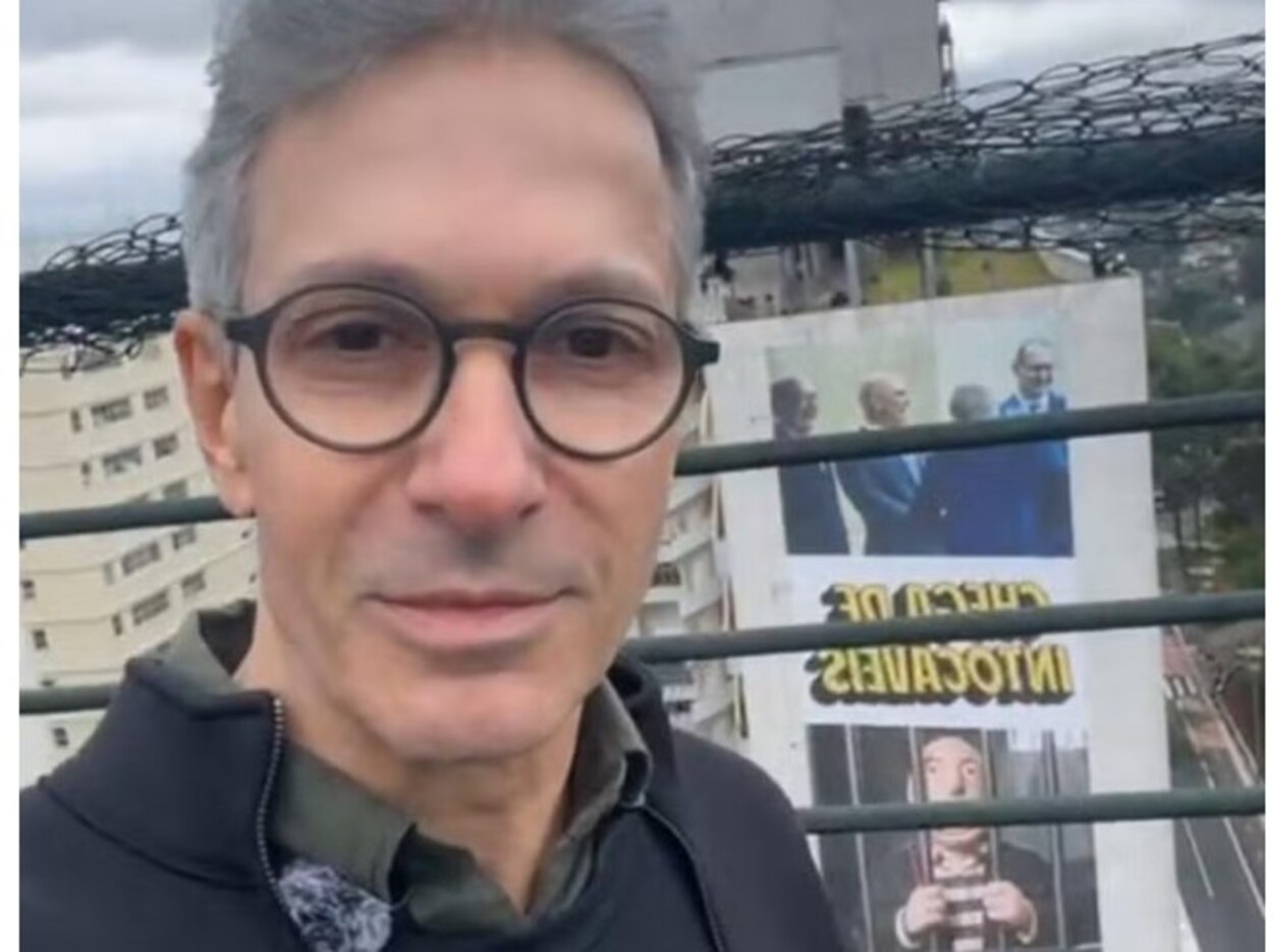 Zema estende painel na avenida paulista com boneco de Moraes atrás das grades