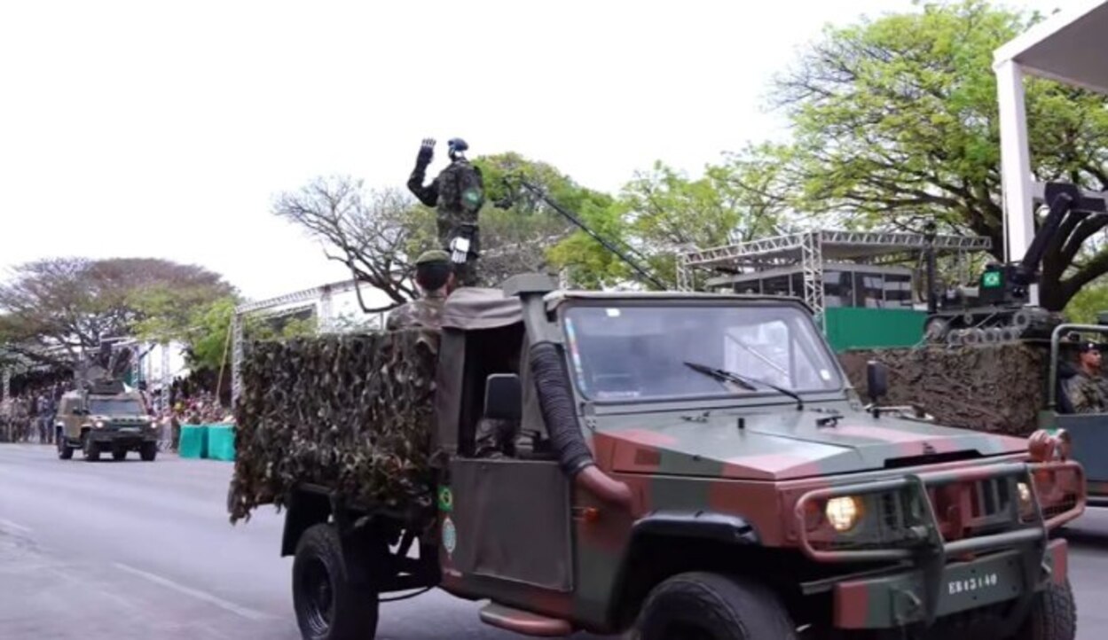 Robô do Exército bate continência para Lula e vira atração no desfile do 7 de Setembro