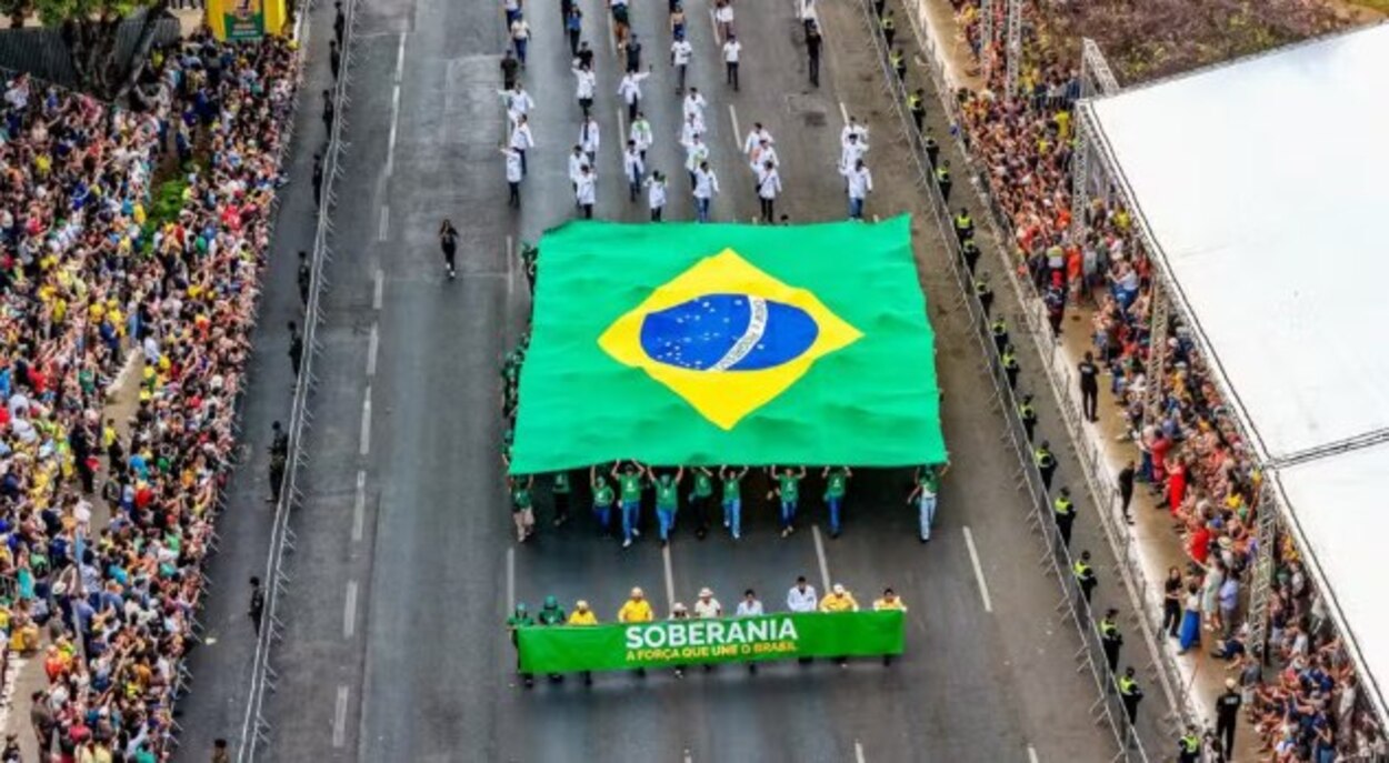 Em meio ao desfile tradicional de tropas, veículos blindados e equipamentos militares que cruzaram a Esplanada dos Ministérios