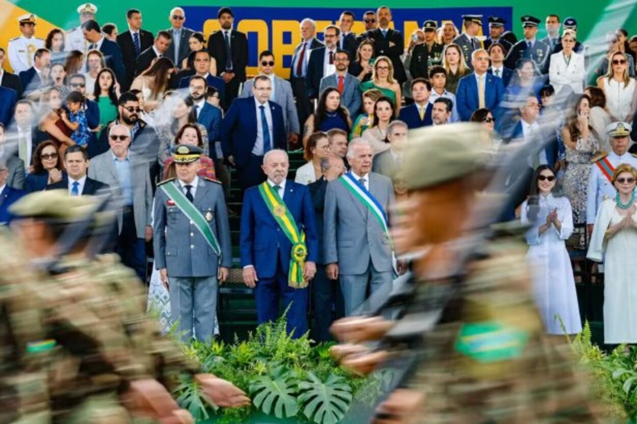 Desfile durou cerca de duas horas e não contou com discurso do presidente Lula
