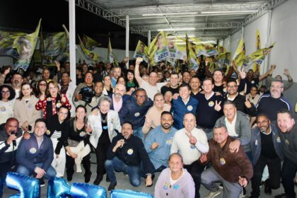 Com apoio do prefeito Taka e de oito vereadores, Carla e Orlando Morando inauguram comitê em Diadema