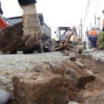Obras de melhoria viária avançam na Rua Primeiro de Junho, em Ribeirão Pires