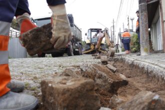 Obras de melhoria viária avançam na Rua Primeiro de Junho, em Ribeirão Pires