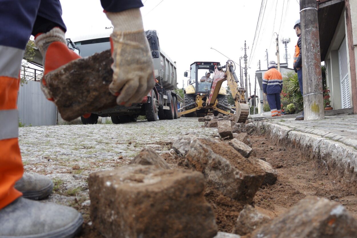 Obras de melhoria viária avançam na Rua Primeiro de Junho, em Ribeirão Pires