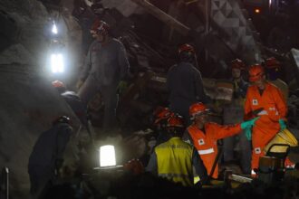 Terceira vítima é encontrada após desabamento de prédio em São Paulo; buscas continuam