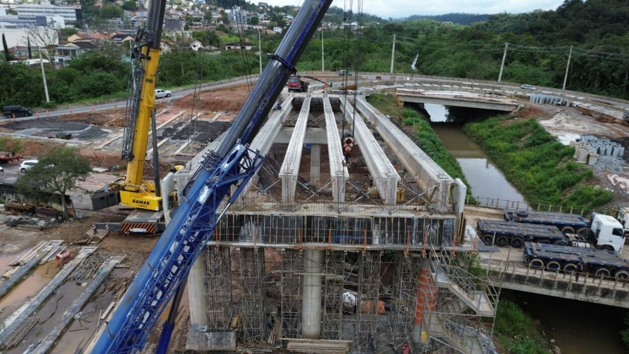 Viaduto Estaiado: Prefeitura conclui içamento das 12 vigas da maior obra da história de Ribeirão Pires nesta quarta-feira (16)