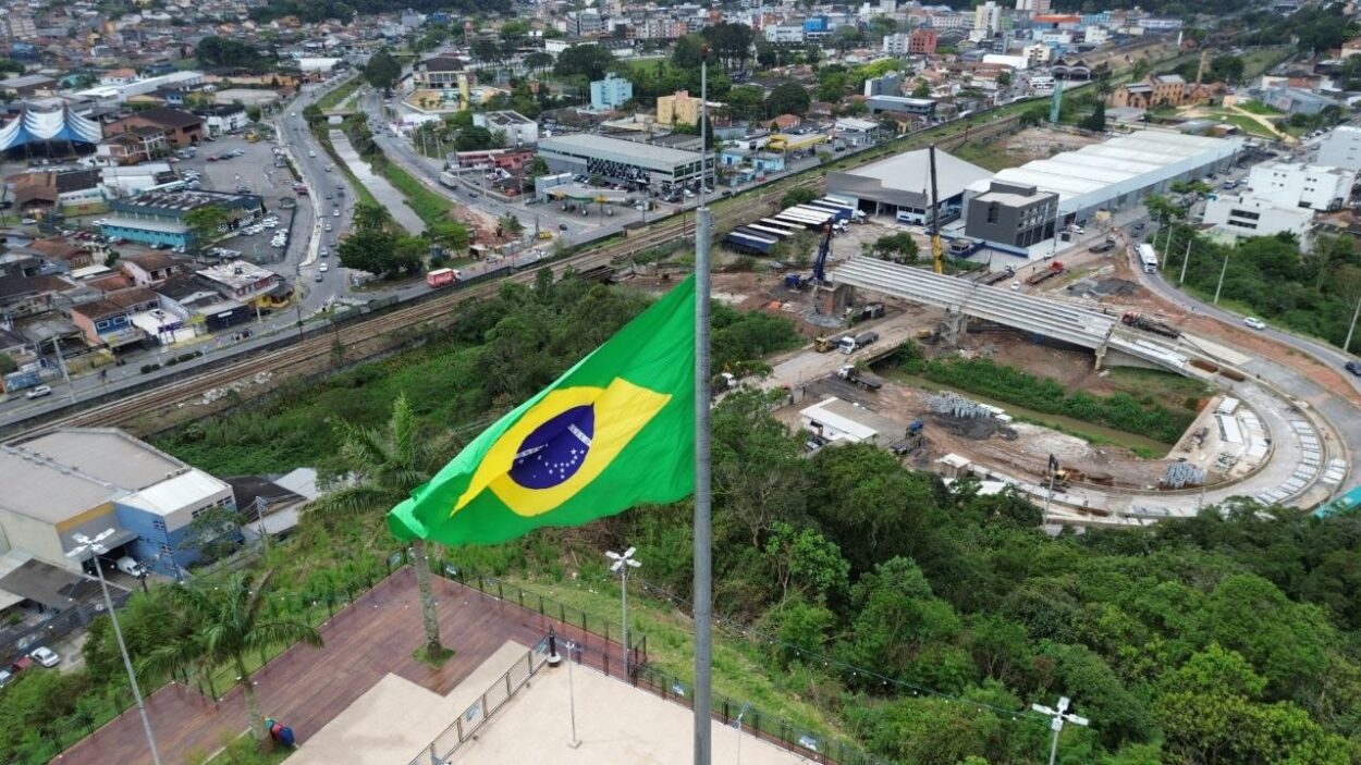 Com etapa finalizada dois dias antes do previsto, equipes preparam instalação das pré-lajes e trabalham para liberar o trânsito de Ribeirão Pires