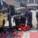 Ciclista é socorrido pelo SAMU após acidente com ônibus escolar em São Bernardo