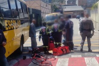 Ciclista é socorrido pelo SAMU após acidente com ônibus escolar em São Bernardo