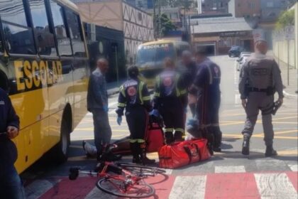 Ciclista é socorrido pelo SAMU após acidente com ônibus escolar em São Bernardo