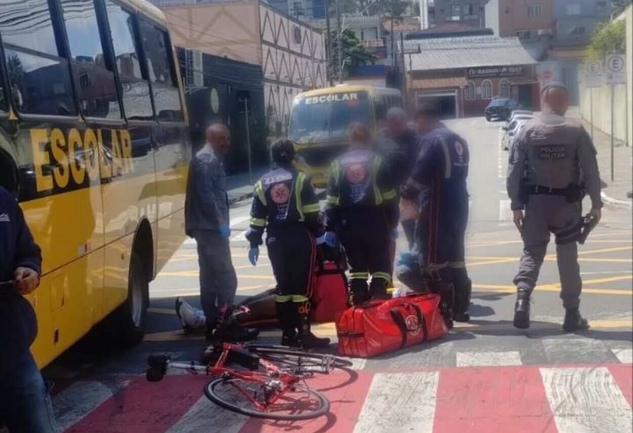 Ciclista é socorrido pelo SAMU após acidente com ônibus escolar em São Bernardo