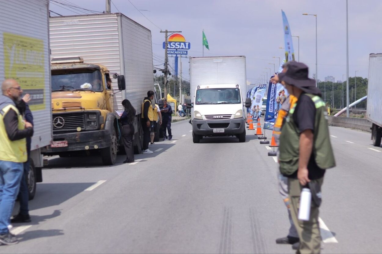 No Dia Nacional do Caminhoneiro, Santo André realiza ação educativa na Avenida dos Estados