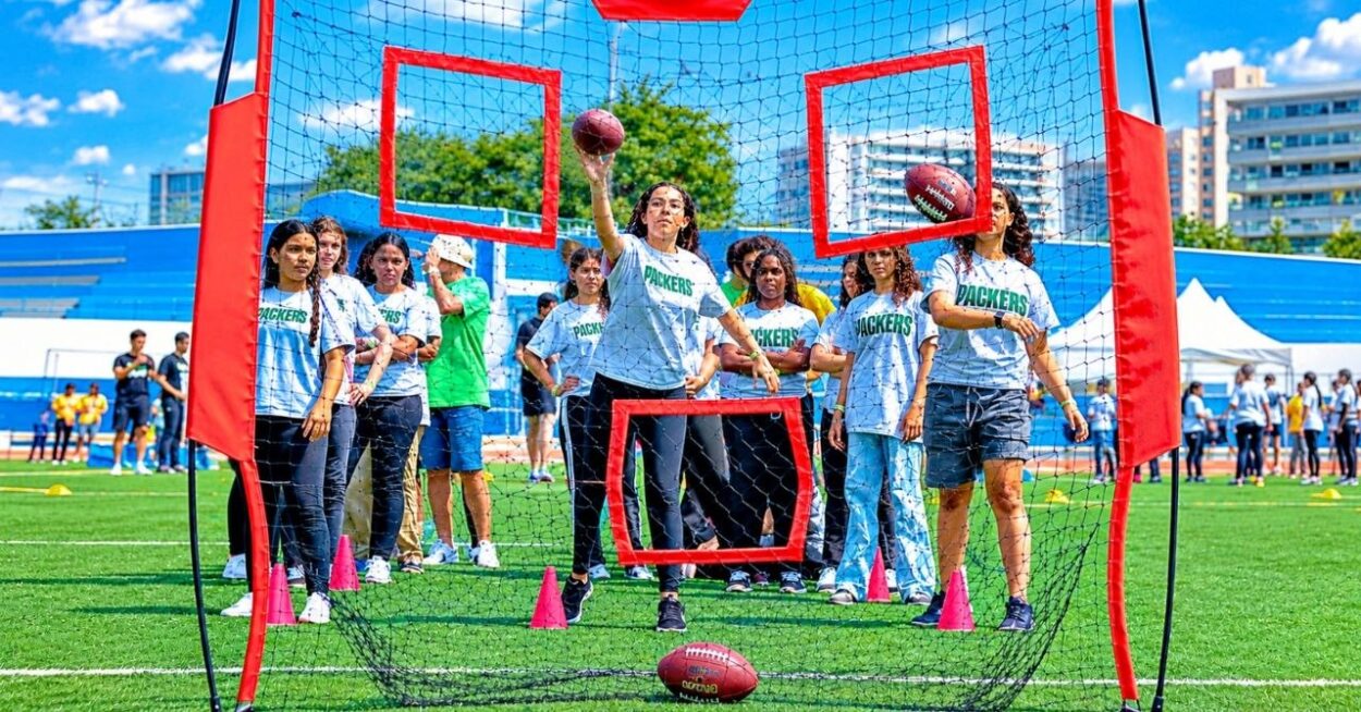 Ações levam o público a experimentar flag football em Ribeirão Pires, Rio Grande da Serra e na Avenida Paulista