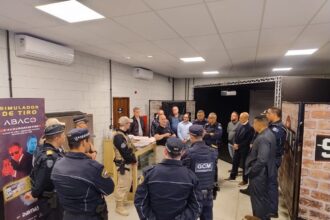 Consórcio ABC leva comandos das GCMs para conhecer centro de treinamento com simulação de eventos reais