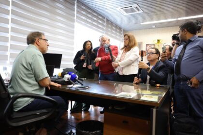Café com presidente marca balanço de gestão, e Carlos Ferreira oficializa convite à imprensa para os 134 anos da Câmara de Santo André