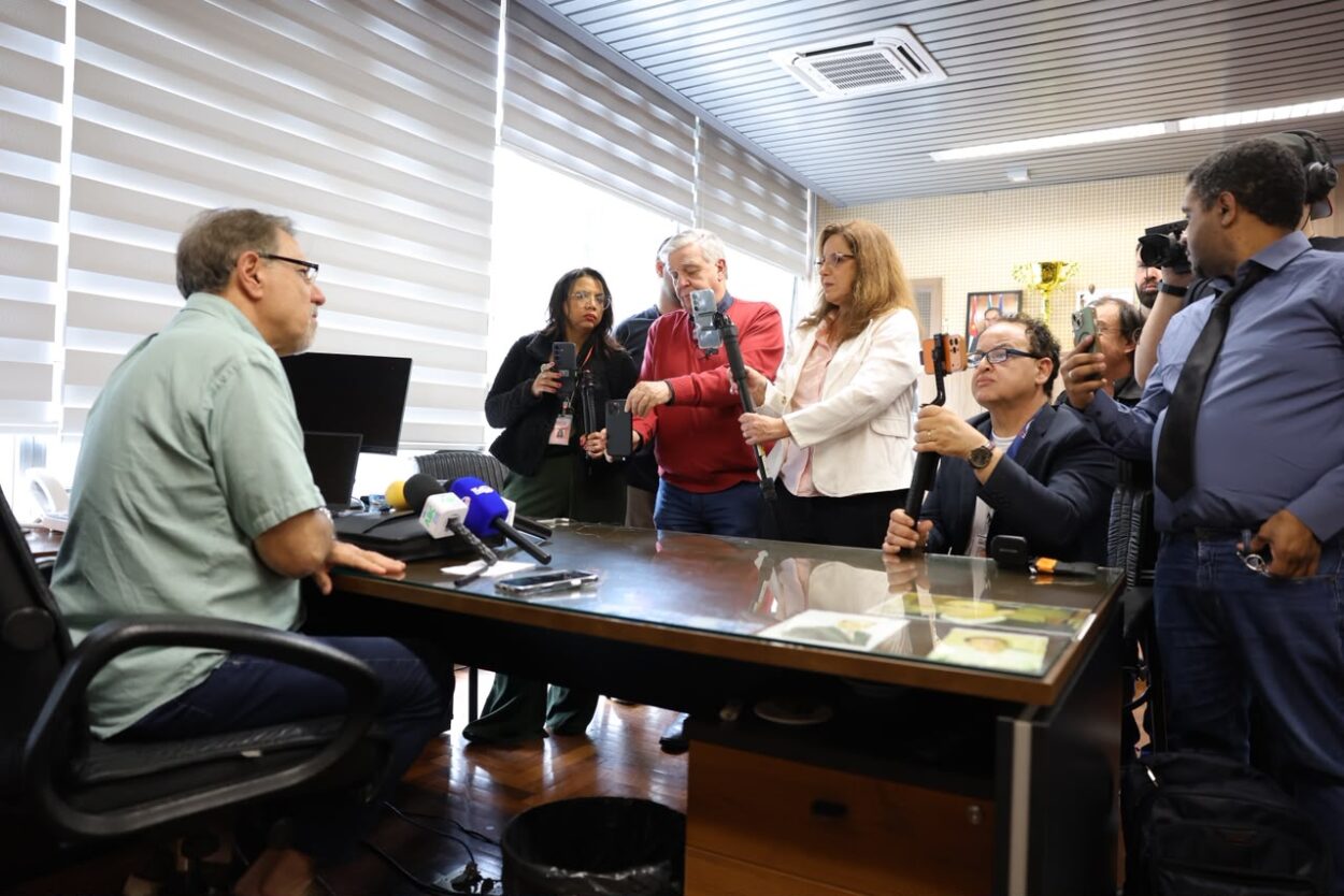 Café com presidente marca balanço de gestão, e Carlos Ferreira oficializa convite à imprensa para os 134 anos da Câmara de Santo André