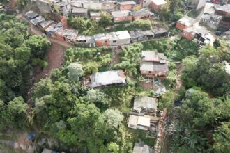 Operação preventiva interdita residências com risco de deslizamento no Jardim Santo André