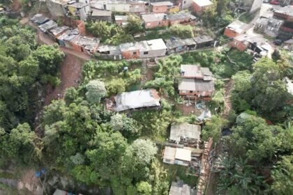 Operação preventiva interdita residências com risco de deslizamento no Jardim Santo André