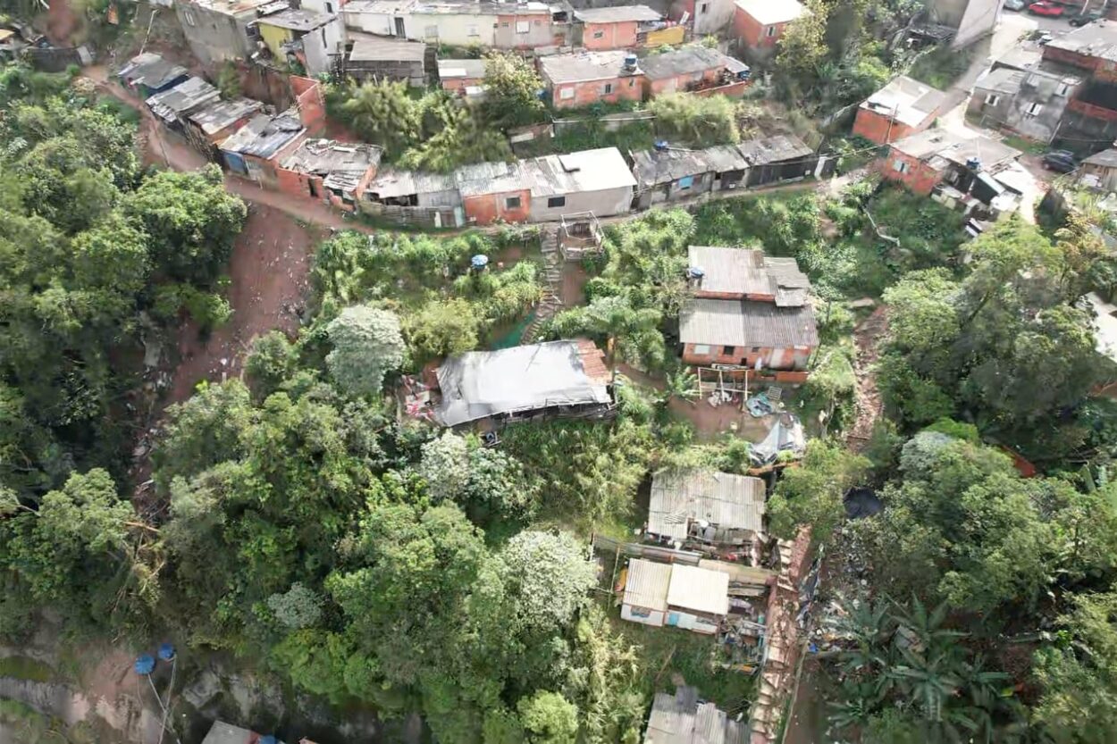 Operação preventiva interdita residências com risco de deslizamento no Jardim Santo André