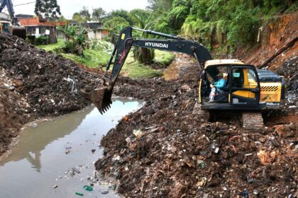 Em cinco dias, Semasa retira 500 toneladas de resíduos do Córrego Taioca Antigo