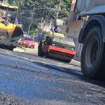 Rua Pedro Mozelli recebe capa final de asfalto após obras de drenagem em Ribeirão Pires