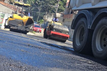 Rua Pedro Mozelli recebe capa final de asfalto após obras de drenagem em Ribeirão Pires